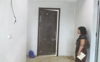 Lắp đặt cửa gỗ nhựa Composite cho căn hộ cao cấp Hà Nội Aqua Central