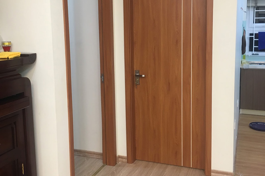 Lắp cửa thông phòng bằng gỗ nhựa composite tại căn hộ Vinhomes Gardennia