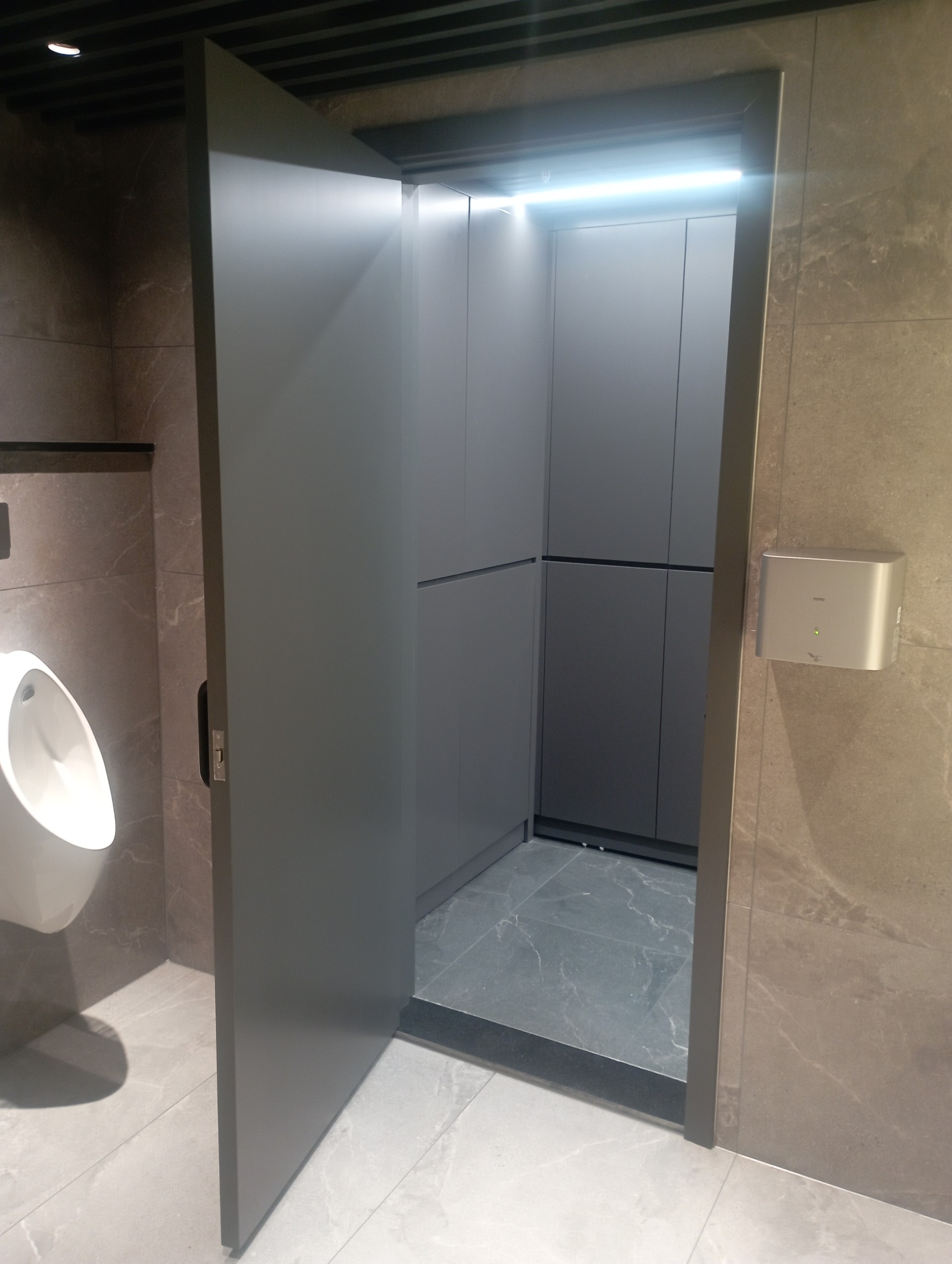 BigDoor lắp đặt hệ thống cửa WC toà nhà văn phòng tại phố Mai Hắc Đế